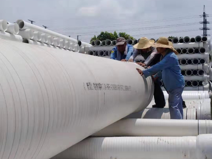 堅守崗位不(bù)言苦 高(gāo)溫關懷沁人(rén)心